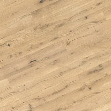 Hier ist ein heller Echtholz Parkettboden zu sehen.