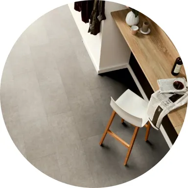 Hier ist ein Ambiente Bild eines hell grauen Laminatbodens in Beton Optik zu sehen.