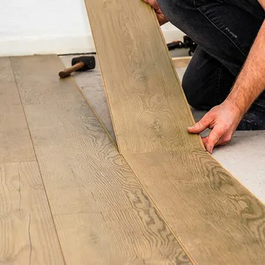 Hier ist ein Verlegebild eines mittel dunklen Parkettbodens zu sehen.