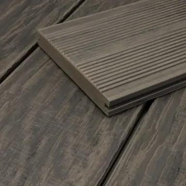 Hier findest du unsere große Auswahl an hochwertigen WPC massiv Terrassendielen