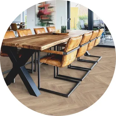 Hier ist ein Ambiente Bild eines hellen Laminatbodens ins Fischgrätoptik zu sehen