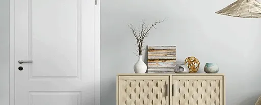 Weißlacktür mit Kommode daneben 