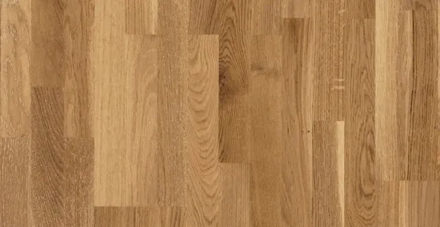 Ein heller lackierter Schiffsparkettboden 