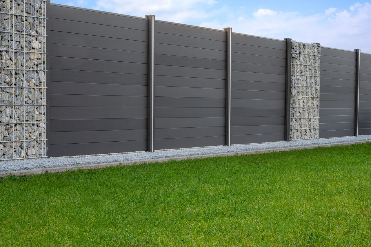 GroJa WPC/BPC Solid Sichtschutzzaun Stecksystem mit WPC/BPC Pfosten ...