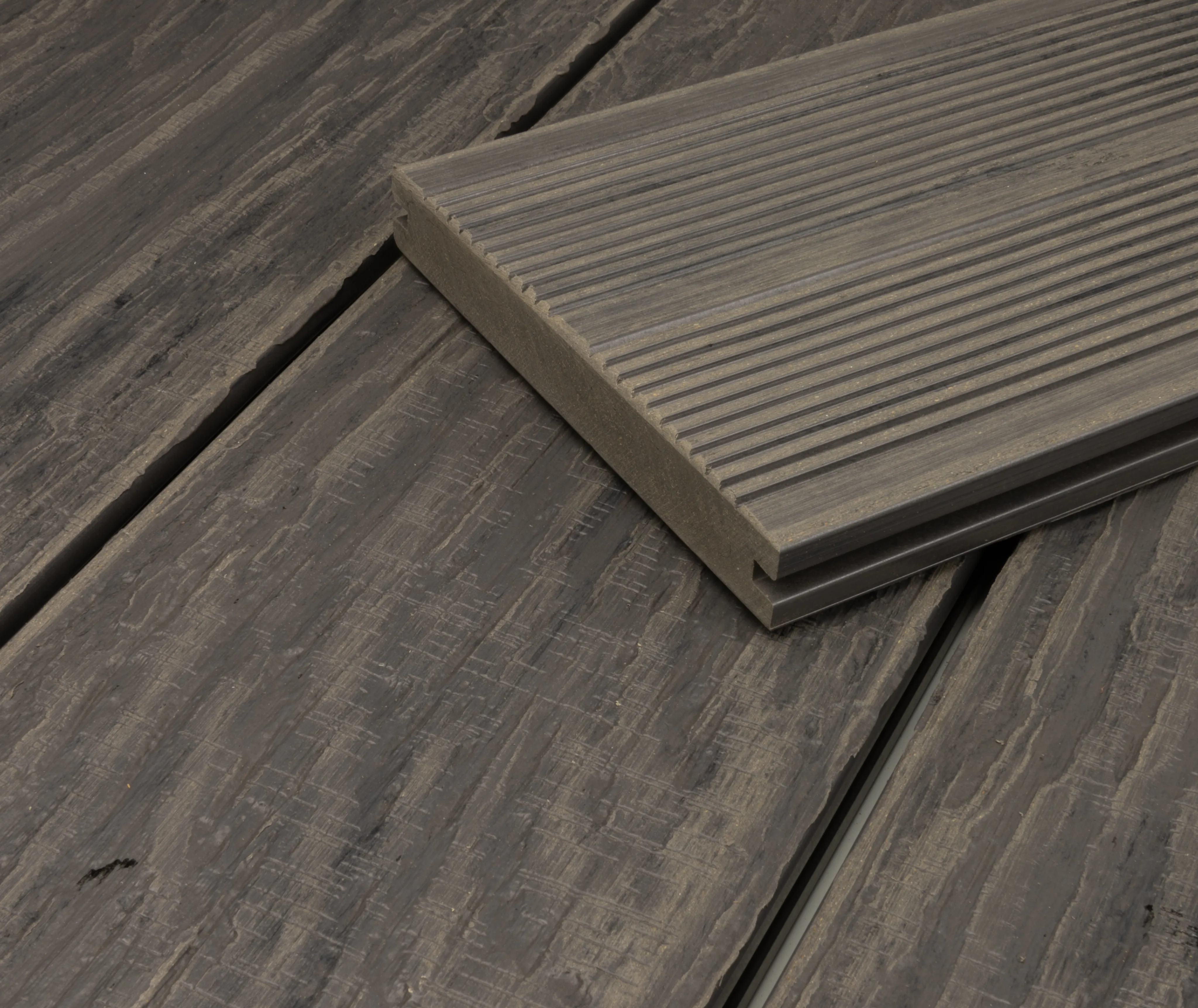 HORI Terrassendielen Komplettset WPC Maui Massiv grau tiefe Holzstruktur + geriffelt 21 x 143 mm