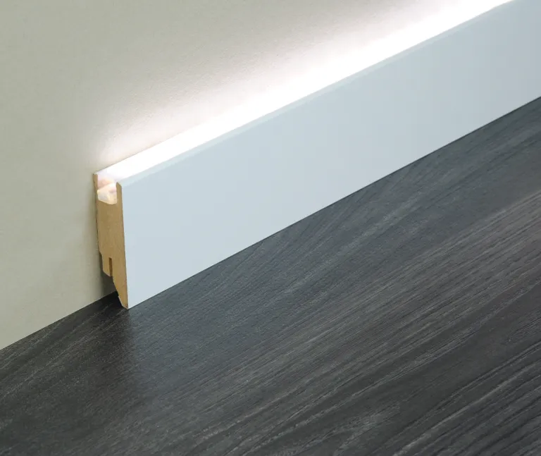 HORI MDF-Kern Sockelleiste LED uni weiss ähnlich RAL 9016 Grundierfolie 1