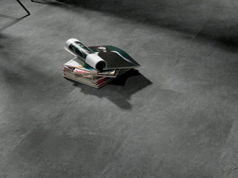 HORI Klick-Hartvinylboden Rigid SPC XXL Fliesenformat Granito Terra Antracite Steinstruktur 4