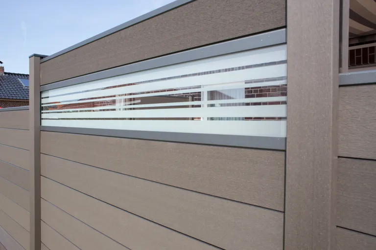 GroJa WPC/BPC Sichtschutzzaun Stecksystem mit 30 cm Glaseinsatz Komplettset 1