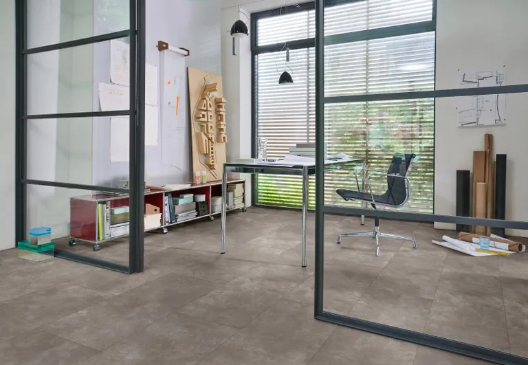 PARADOR PVC freier Klick-Designboden Modular ONE Hydron Beton dunkelgrau Steinstruktur Fliese 2