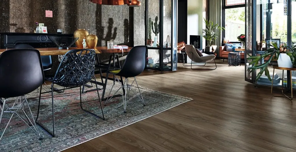 Dunkelbrauner Laminatboden mit Trittschalldämmung im Esszimmer, moderne Raumgestaltung mit dunklen Möbeln.