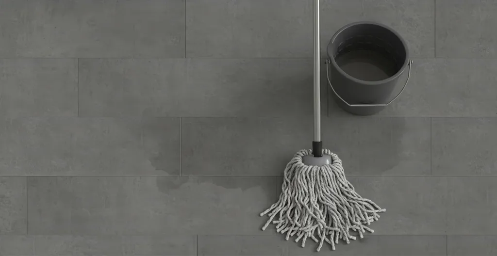 Auf diesem Bild ist ein anthrazit farbender Laminatboden in Beton Optik.