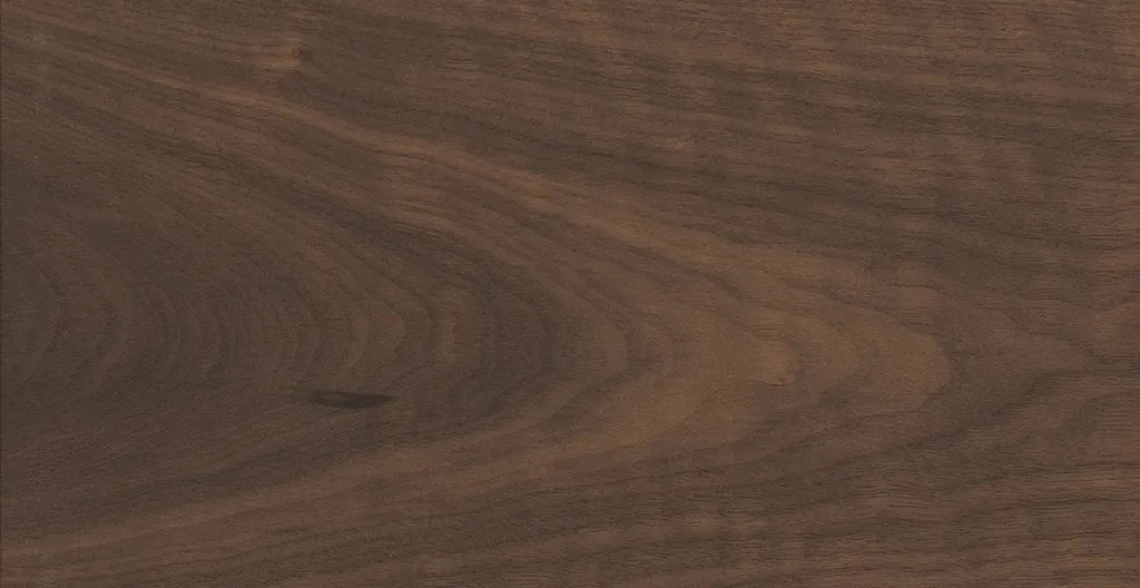 Hier ist ein Produktbild eines dunklen Nussbaum Parketts zu sehen.