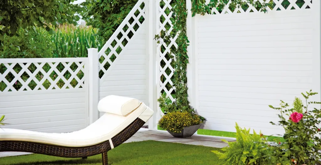 Hier ist die Montage eines weißen Rankgitter Zauns in Kunststoff zu sehen 