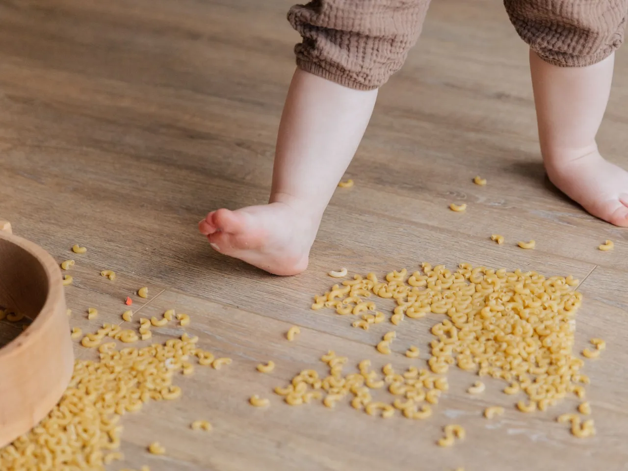 Kind mit Essen auf Holzboden-canva.jpg