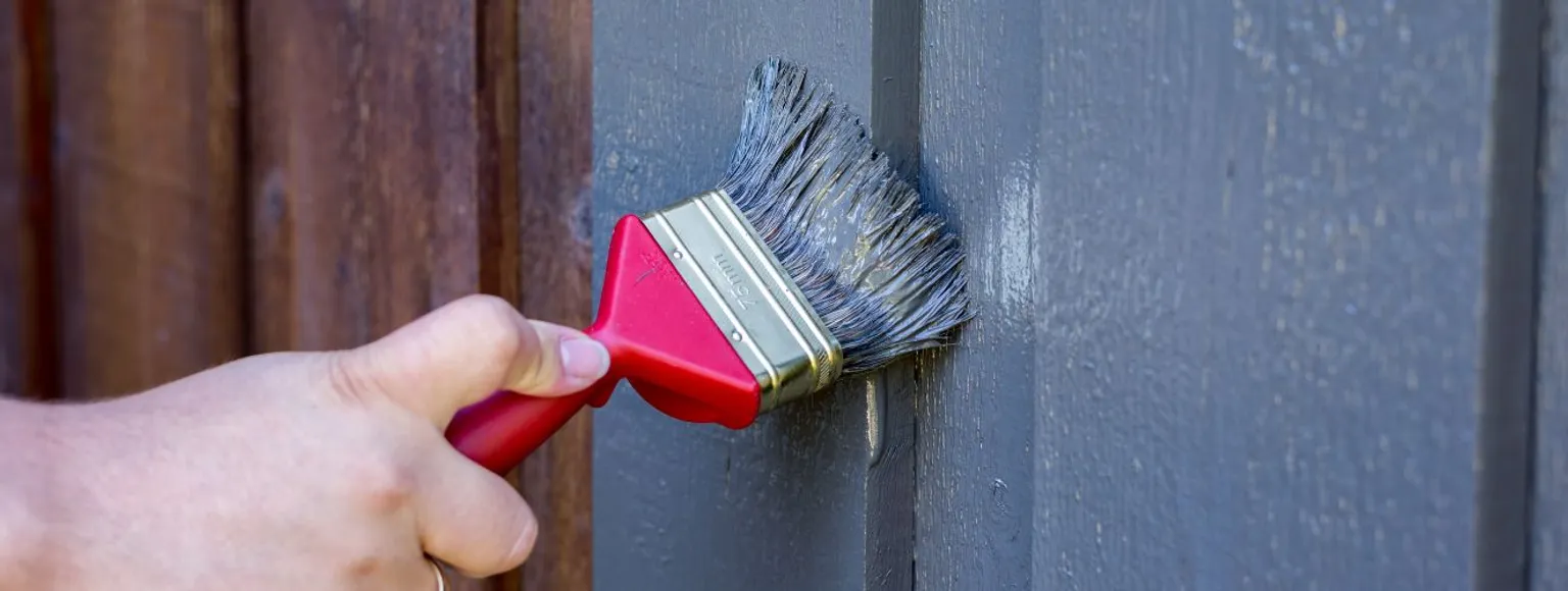 Gartenhaus mit grauer Farbe streichen