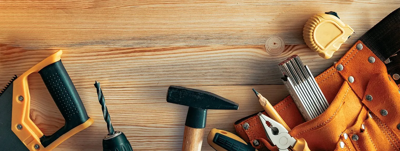 Werkzeuge auf Holz 