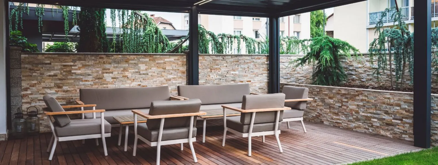 Terrasse mit Möbel umgeben von Mauer mit Wandverkleidungen