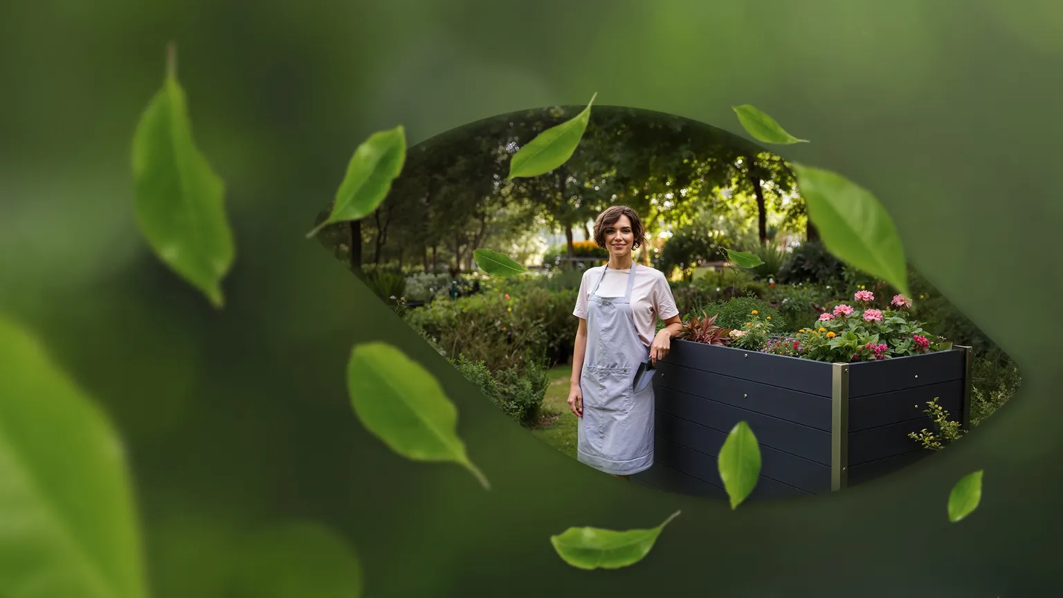 Frau steht vor Hochbeet, grüne Umgebung 