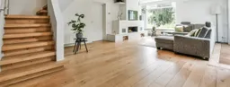 Wohnzimmer mit Holzboden