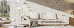 Sofa vor Steinverblender-Wand