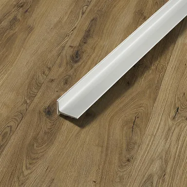 Ein weißes Abschlussprofil das auf einem hellen Boden zu sehen ist.