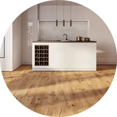 Hier ist ein Ambiente Bild eines hellen Echtparkettbodens zu sehen.