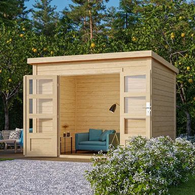 Gartenhaus aus Holz mit geöffneten Türen und Einrichtung