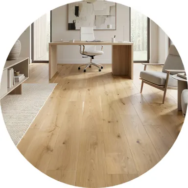 Hier ist ein Ambiente Biuld einesa hellen Echtholzpartkettbodens zu sehen.