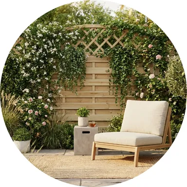 Hier ist ein Ambiente eines natürlich hellen Rankgitterzaun aus unserer Maxi Bogen Serie zu sehen.