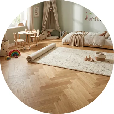 Hier ist ein Ambiente Bild eines hellen Parkettbodens Eiche Echtholz in Fischgrätoptik zu sehen.