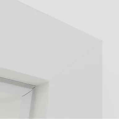 Eine weiße Durchgangszarge mit Fokus auf die Ecke 