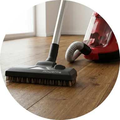 Hier ist ein Pflegebild eines dunklen Echtparkettbodens zu sehen