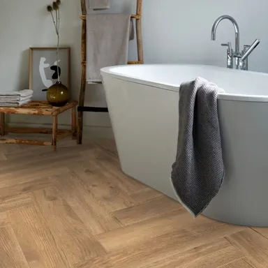 Hier siehst du ein Ambiente Bild eines hellen Laminat in Fischgrät Optik.