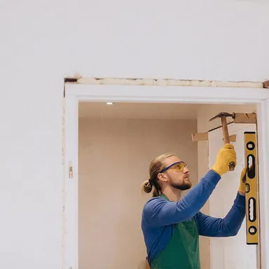 eine weiße Durchgangszeile die grade montiert wird.