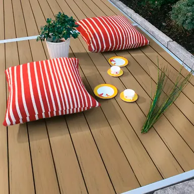 Terrassendielen mit Sitzkissen und Pflanzen 