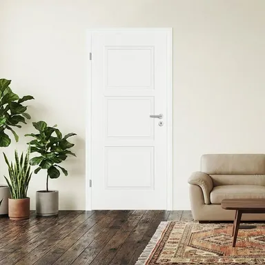 Hier ist eine weiße weißlack Holzzarge, eingebaut in einem gemütlichen Wohnzimmer zu sehen.