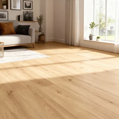 Hier ist ein Ambiente Bild eines hellen Laminatbodens zu sehen.