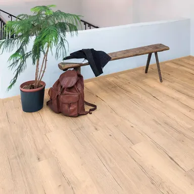 Flur mit Holzboden und Sitzbank