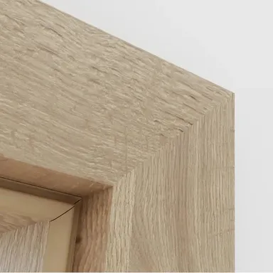 Eine helle Durchgangszarge in Holzoptik mit Fokus auf die Ecke 