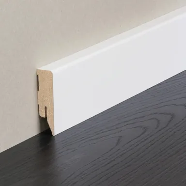 Hier ist ein Bild einer weißen Sockelleiste von casando zu sehen.