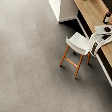 Hier siehst du ein Ambiente Bild eines hell grauen Laminatbodens in einer Stein Marmor Optik.