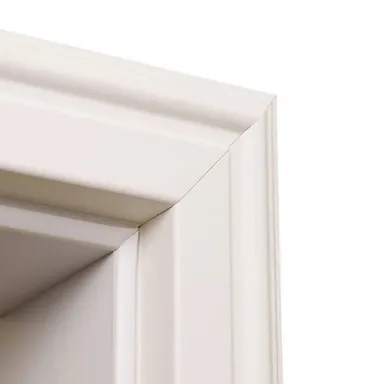 Hier ist die Kante einer weiße CPL Zarge zu sehen. 