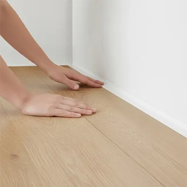 Hier ist die Montage eines weißen Abschlussprofils zu sehen.