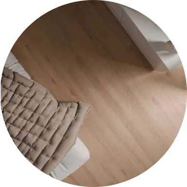 Hier ist ein Ambiente Bild eines mittel hellen Parkettbodens zu sehen.