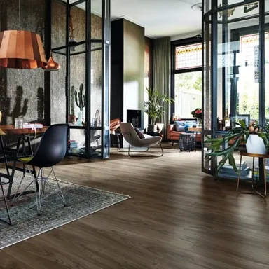 Hier ist ein Ambiente Bild eines dunkel braunen Laminatbodens mit Trittschalldämmung zu sehen.