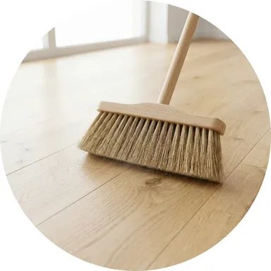 Hier ist ein Pflegebild eines hellen Echtparkettbodens zu sehen