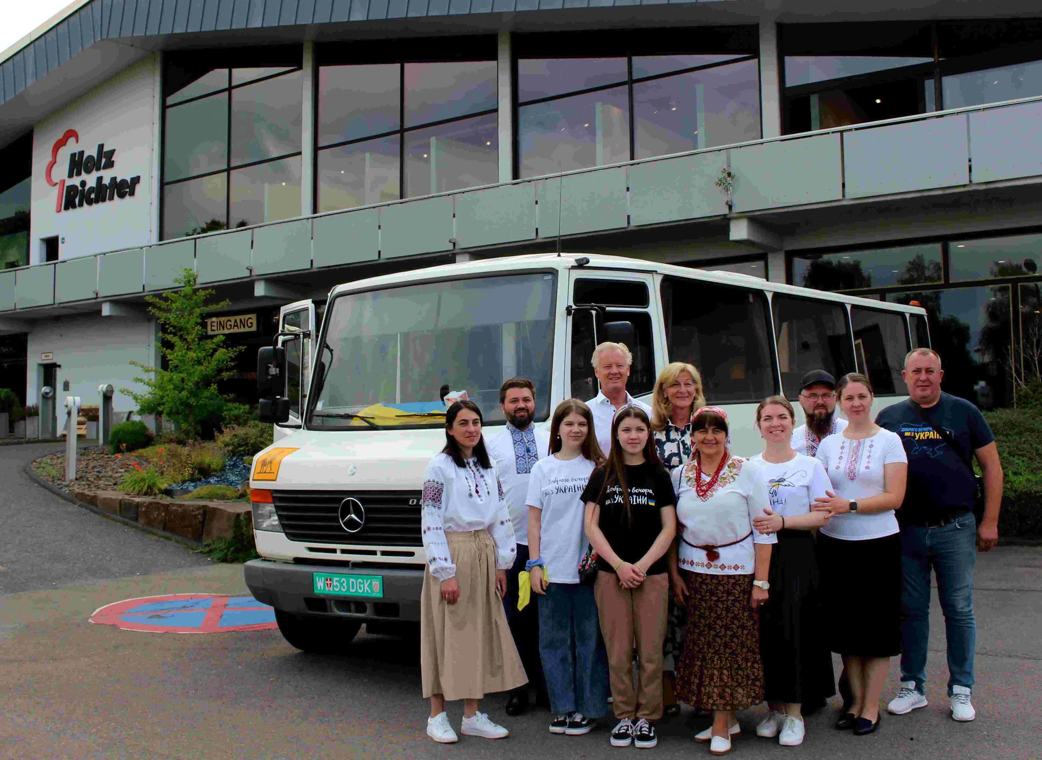 Gruppenfoto-Bus-Holz-Richter.jpg