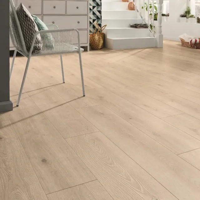 Hier ist ein Ambiente Bild eines hellen Laminatboden mit Trittschalldämmung zu sehen