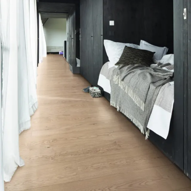 Ein Parkett von MEISTER Lindura Serie in Eiche lebhaft cremeweiß gebürstet Landhausdiele