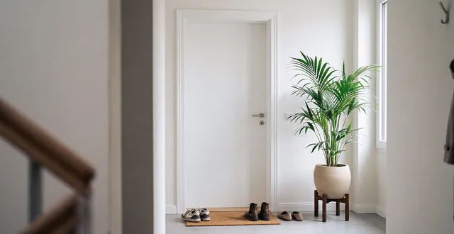 Eine weiße Zarge für Wohnungstür die in einem hellen Flur eingebaut ist.